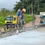 Avanza la conectividad en Natentza con la fundición del tablero del nuevo puente vehicular