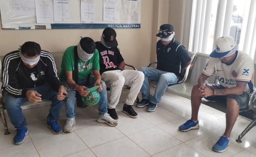 Policía y comuneros capturan a sujetos dedicados al robo durante la feria de Nangaritza