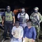 Fuerzas Armadas decomisan una tonelada de cocaína y capturan a dos presuntos integrantes de “Los Choneros” en Pedernales