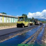 Inicia la colocación de la carpeta asfáltica en el ingreso principal a Guayzimi