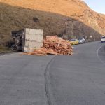 Volcamiento de camión en el Parque Nacional Cajas moviliza a equipos de emergencia