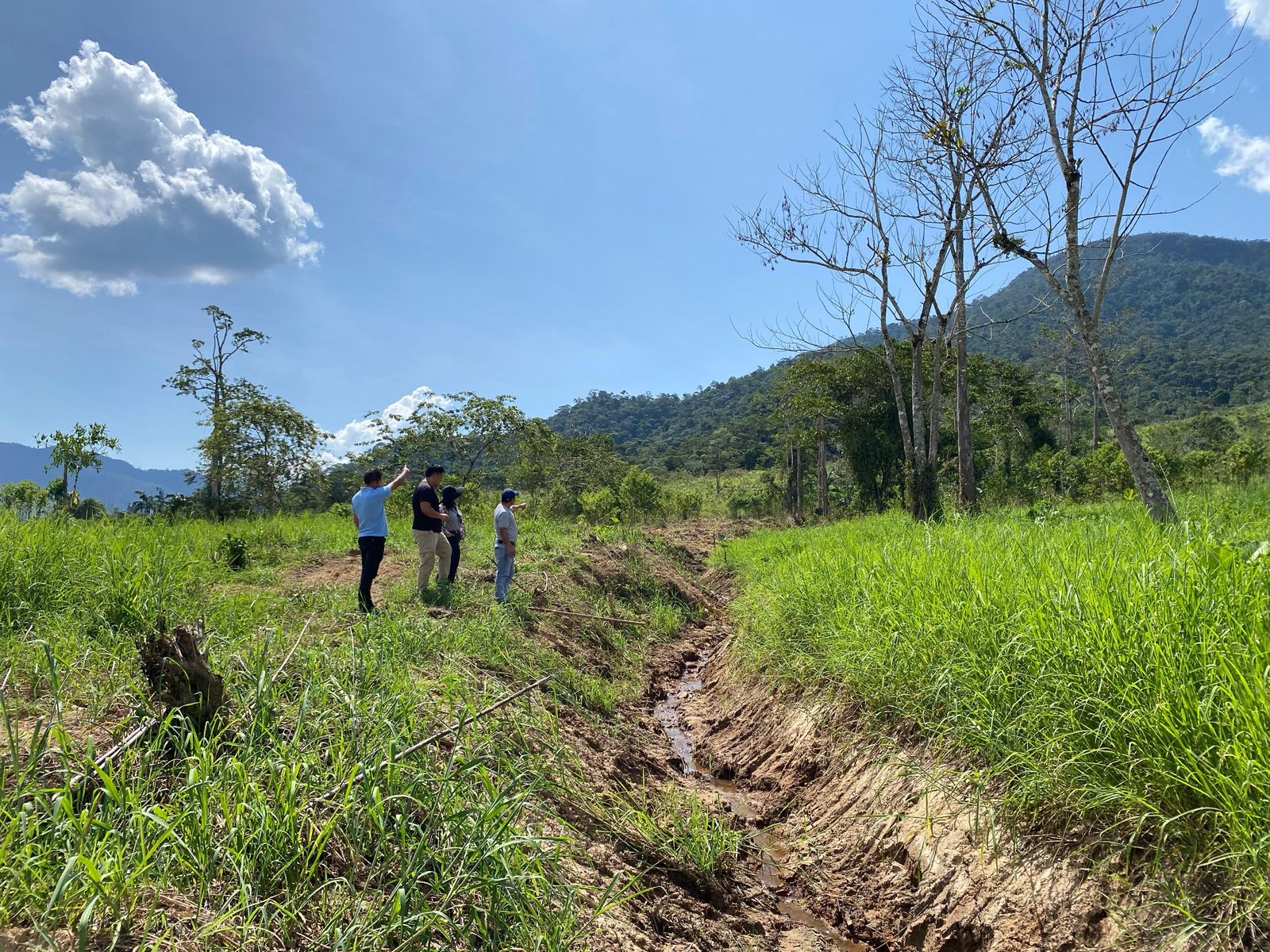 Prefectura impulsa sistemas de drenaje para recuperar suelos productivos en Yantzaza y El Pangui